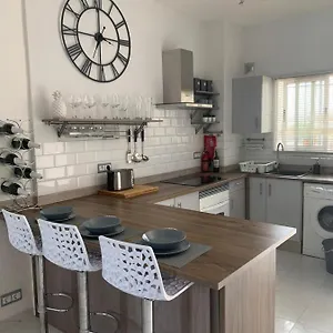  Apartamento Tres Hermanos - Spacious Modern 2 Bedroom España
